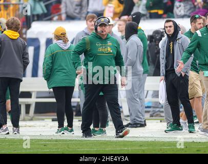 Frisco, TX, USA. 8th Januar 2022. Matt Entz, Cheftrainer von North Dakota State Bison, läuft am 8. Januar 2022 während des FCS National Championship-Spiels zwischen dem North Dakota State Bison und den Montana State Bobcats im Toyota Stadium in Frisco, Texas, an der Seitenlinie. (Verpflichtende Gutschrift: Freddie Beckwith/MarinMedia.org/Cal Sport Media) (absoluter vollständiger Fotograf und Credits erforderlich) Fernsehen oder Gewinnzeitschriften Kontaktieren Sie MarinMedia direkt. Kredit: csm/Alamy Live Nachrichten Stockfoto