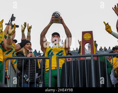 Frisco, TX, USA. 8th Januar 2022. MVP North Dakota State Bison Fullback Hunter Luepke (44) feiert nach dem FCS National Championship-Spiel zwischen dem North Dakota State Bison und den Montana State Bobcats am 8. Januar 2022 im Toyota Stadium in Frisco, Texas. (Verpflichtende Gutschrift: Freddie Beckwith/MarinMedia.org/Cal Sport Media) (absoluter vollständiger Fotograf und Credits erforderlich) Fernsehen oder Gewinnzeitschriften Kontaktieren Sie MarinMedia direkt. Kredit: csm/Alamy Live Nachrichten Stockfoto