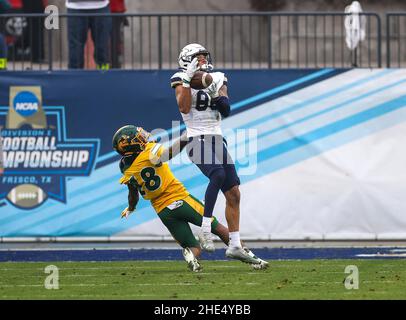 Frisco, TX, USA. 8th Januar 2022. Der Montana State Bobcats Wide Receiver Lance McCutcheon (86) erhält den Pass während des FCS National Championship Spiels zwischen dem North Dakota State Bison und den Montana State Bobcats am 8. Januar 2022 im Toyota Stadium in Frisco, Texas. (Verpflichtende Gutschrift: Freddie Beckwith/MarinMedia.org/Cal Sport Media) (absoluter vollständiger Fotograf und Credits erforderlich) Fernsehen oder Gewinnzeitschriften Kontaktieren Sie MarinMedia direkt. Kredit: csm/Alamy Live Nachrichten Stockfoto