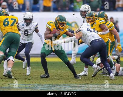 Frisco, TX, USA. 8th Januar 2022. Der Quarterback von North Dakota State Bison Quincy Patterson (2) spielt den Ball während des FCS National Championship-Spiels zwischen dem North Dakota State Bison und den Montana State Bobcats am 8. Januar 2022 im Toyota Stadium in Frisco, Texas. (Verpflichtende Gutschrift: Freddie Beckwith/MarinMedia.org/Cal Sport Media) (absoluter vollständiger Fotograf und Credits erforderlich) Fernsehen oder Gewinnzeitschriften Kontaktieren Sie MarinMedia direkt. Kredit: csm/Alamy Live Nachrichten Stockfoto