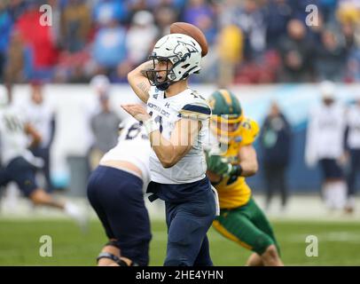 Frisco, TX, USA. 8th Januar 2022. Montana State Bobcats Quarterback Tucker Rovig (12) spielt den Ball während des FCS National Championship-Spiels zwischen dem North Dakota State Bison und den Montana State Bobcats am 8. Januar 2022 im Toyota Stadium in Frisco, Texas. (Verpflichtende Gutschrift: Freddie Beckwith/MarinMedia.org/Cal Sport Media) (absoluter vollständiger Fotograf und Credits erforderlich) Fernsehen oder Gewinnzeitschriften Kontaktieren Sie MarinMedia direkt. Kredit: csm/Alamy Live Nachrichten Stockfoto