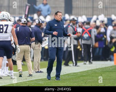 Frisco, TX, USA. 8th Januar 2022. Der Cheftrainer der Montana State Bobcats, Brent Vigen, läuft während des FCS National Championship-Spiels zwischen dem North Dakota State Bison und den Montana State Bobcats am 8. Januar 2022 im Toyota Stadium in Frisco, Texas, an der Seitenlinie. (Verpflichtende Gutschrift: Freddie Beckwith/MarinMedia.org/Cal Sport Media) (absoluter vollständiger Fotograf und Credits erforderlich) Fernsehen oder Gewinnzeitschriften Kontaktieren Sie MarinMedia direkt. Kredit: csm/Alamy Live Nachrichten Stockfoto