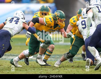 Frisco, TX, USA. 8th Januar 2022. North Dakota State Bison Offensive Bezwingen Sie Cordell Volson (67) Blöcke während des FCS National Championship Spiels zwischen dem North Dakota State Bison und den Montana State Bobcats am 8. Januar 2022 im Toyota Stadium in Frisco, Texas. (Verpflichtende Gutschrift: Freddie Beckwith/MarinMedia.org/Cal Sport Media) (absoluter vollständiger Fotograf und Credits erforderlich) Fernsehen oder Gewinnzeitschriften Kontaktieren Sie MarinMedia direkt. Kredit: csm/Alamy Live Nachrichten Stockfoto