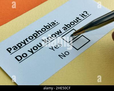 Eine Person beantwortet Fragen über Papyrophobie. Stockfoto