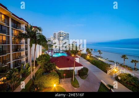 Blick in die Dämmerung auf das historische Hotel del Coronado und den Strand von San Digeo Stockfoto