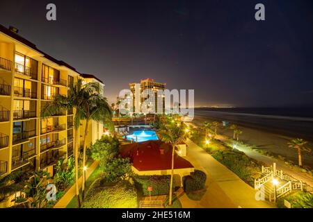 Blick in die Dämmerung auf das historische Hotel del Coronado und den Strand von San Digeo Stockfoto