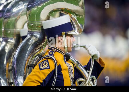 Houston, TX, USA. 4th Januar 2022. Ein LSU Tigers Bandmitglied tritt vor dem Texas Bowl NCAA Fußballspiel zwischen den LSU Tigers und den Kansas State Wildcats im NRG Stadium in Houston, TX, auf. Trask Smith/CSM/Alamy Live News Stockfoto