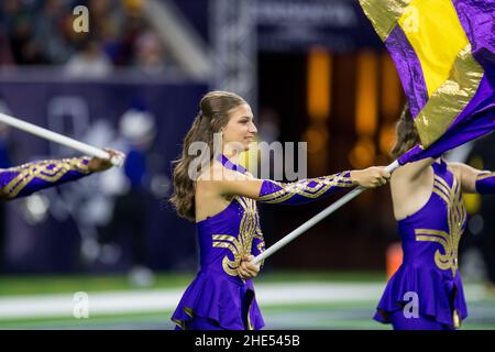 Houston, TX, USA. 4th Januar 2022. Ein Mitglied des LSU Tigers-Farbschutzes tritt vor dem Texas Bowl NCAA-Fußballspiel zwischen den LSU Tigers und den Kansas State Wildcats im NRG Stadium in Houston, TX, auf. Trask Smith/CSM/Alamy Live News Stockfoto