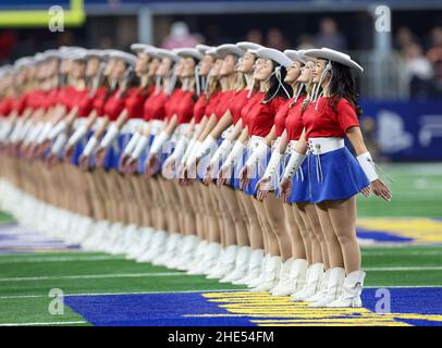 Arlington, TX, USA. 31st Dez 2021. Die Kilgore Rangerettes treten vor dem Goodyear Cotton Bowl-Spiel zwischen der Alabama Crimson Tide und den Cincinnati Bearcats am 31. Dezember 2021 im AT&T Stadium in Arlington, Texas, auf. (Verpflichtende Gutschrift: Freddie Beckwith/MarinMedia.org/Cal Sport Media) (absoluter vollständiger Fotograf und Credits erforderlich) Fernsehen oder Gewinnzeitschriften Kontaktieren Sie MarinMedia direkt. Kredit: csm/Alamy Live Nachrichten Stockfoto