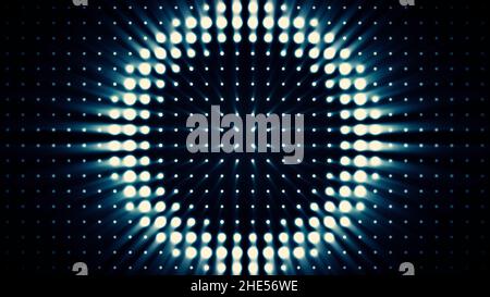 Leuchtend blaue Flutlichter blinken und werden kreisförmig größer oder kleiner. Schwarzer Hintergrund mit Animation des wechselnden Kreises von klein auf groß o Stockfoto