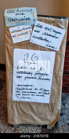 Ammersbek, Deutschland. 08th Januar 2022. Hinweise mit den Aufschriften „kein Eintrag ohne Nachweis!“, „plus offizieller Ausweis mit Foto!“, „Bitte Mund- und Nasenschutz tragen und Nachweis bereithalten. Vielen Dank, bitte tragen Sie eine Maske und 2G: Einlass nur für vollständig geimpfte oder wiedergeborene Personen. Ausnahme: Schüler bis 18 Jahre mit Prüfnachweis der Schule und Kinder bis einschließlich 7 Jahre hängen an der Tür eines Restaurants. Ab Montag gelten in Hamburg und Schleswig-Holstein erweiterte 2G Regeln zur Eindämmung der Corona-Pandemie. Quelle: Markus Scholz/dpa/Alamy Live News Stockfoto