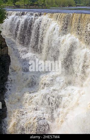 An den Kakabeka Falls in Ontario, Kanada, stürmen mächtige Gewässer in einen dramatischen Abgrund Stockfoto