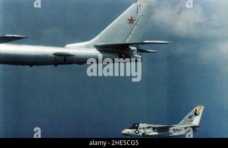 S-3A VS-29 mit Tupolev TU-95 1979. Stockfoto
