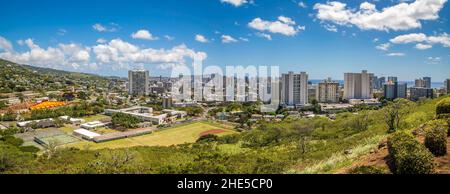 Der Blick nach Südosten vom National Memorial Cemetery of the Pacific mit Blick über Honolulu zum Diamond Head. Diese historische Grabstätte zu Ehren Stockfoto