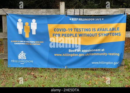 Ein Terminschild für COVID-19-Tests ist im London Borough of Hillingdon, Vereinigtes Königreich, am Montag, 21. Oktober 2021 zu sehen. inmitten der Welle der Omikron- und Delta-Variante. i (Kirby Lee über AP) Stockfoto