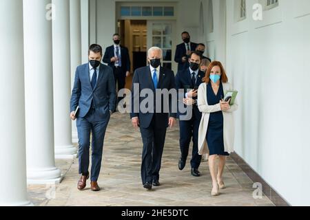 Washington, DC, USA. 13th Oktober 2021. Präsident Joe Biden geht am Mittwoch, den 13. Oktober 2021, entlang der Westkolonnade auf dem Weg zum Ostsaal des Weißen Hauses, um Bemerkungen zu Engpässen in der globalen Transportkette zu halten. (Foto von Adam Schultz) Quelle: White House/ZUMA Press Wire Service/ZUMAPRESS.com/Alamy Live News Stockfoto