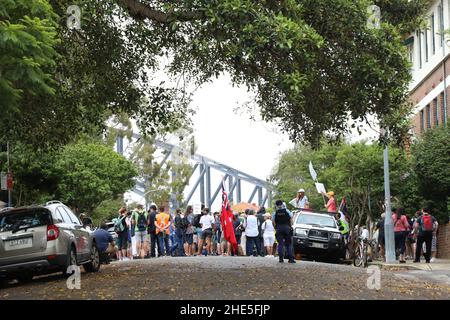 Sydney, Australien. 9th. Januar 2022. Demonstranten gegen obligatorische Impfstoffe und insbesondere gegen die Covid-Impfstoffe, die auf Kinder abzielen, marschieren vom Hyde Park zum Haus des Premierministers in Kirribilli. Das australische Impfprogramm wird ab dem 10th. Januar 2022 auf Kinder im Alter von 5 bis 11 Jahren ausgeweitet, obwohl Kinder in der Regel nur eine leichte Form der Krankheit bekommen und die möglichen Nebenwirkungen des Impfstoffs wahrscheinlich jeden Nutzen überwiegen werden. Im Bild: Demonstranten vor dem Kirribilli-Haus, der Residenz des Premierministers. Kredit: Richard Milnes/Alamy Live Nachrichten Stockfoto