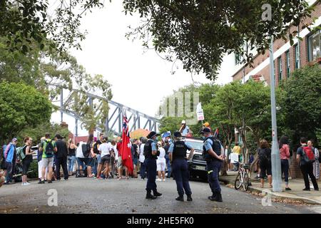 Sydney, Australien. 9th. Januar 2022. Demonstranten gegen obligatorische Impfstoffe und insbesondere gegen die Covid-Impfstoffe, die auf Kinder abzielen, marschieren vom Hyde Park zum Haus des Premierministers in Kirribilli. Das australische Impfprogramm wird ab dem 10th. Januar 2022 auf Kinder im Alter von 5 bis 11 Jahren ausgeweitet, obwohl Kinder in der Regel nur eine leichte Form der Krankheit bekommen und die möglichen Nebenwirkungen des Impfstoffs wahrscheinlich jeden Nutzen überwiegen werden. Im Bild: Demonstranten vor dem Kirribilli-Haus, der Residenz des Premierministers. Kredit: Richard Milnes/Alamy Live Nachrichten Stockfoto