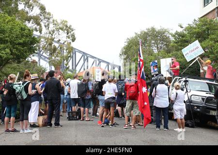 Sydney, Australien. 9th. Januar 2022. Demonstranten gegen obligatorische Impfstoffe und insbesondere gegen die Covid-Impfstoffe, die auf Kinder abzielen, marschieren vom Hyde Park zum Haus des Premierministers in Kirribilli. Das australische Impfprogramm wird ab dem 10th. Januar 2022 auf Kinder im Alter von 5 bis 11 Jahren ausgeweitet, obwohl Kinder in der Regel nur eine leichte Form der Krankheit bekommen und die möglichen Nebenwirkungen des Impfstoffs wahrscheinlich jeden Nutzen überwiegen werden. Im Bild: Demonstranten vor dem Kirribilli-Haus, der Residenz des Premierministers. Kredit: Richard Milnes/Alamy Live Nachrichten Stockfoto