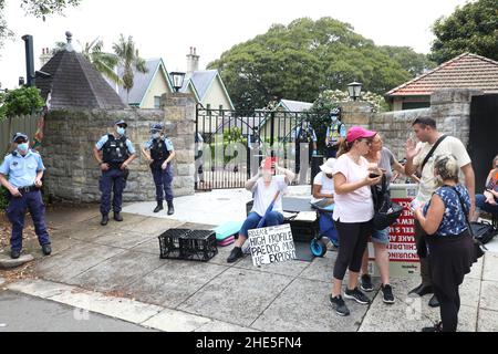 Sydney, Australien. 9th. Januar 2022. Demonstranten gegen obligatorische Impfstoffe und insbesondere gegen die Covid-Impfstoffe, die auf Kinder abzielen, marschieren vom Hyde Park zum Haus des Premierministers in Kirribilli. Das australische Impfprogramm wird ab dem 10th. Januar 2022 auf Kinder im Alter von 5 bis 11 Jahren ausgeweitet, obwohl Kinder in der Regel nur eine leichte Form der Krankheit bekommen und die möglichen Nebenwirkungen des Impfstoffs wahrscheinlich jeden Nutzen überwiegen werden. Im Bild: Demonstranten vor dem Kirribilli-Haus, der Residenz des Premierministers. Kredit: Richard Milnes/Alamy Live Nachrichten Stockfoto