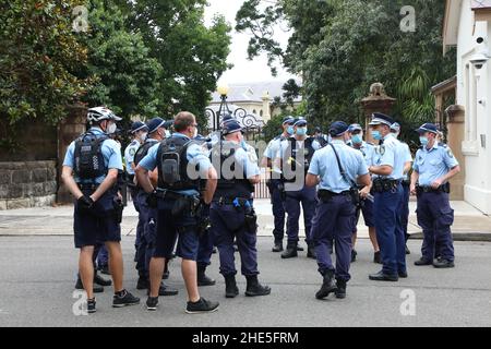 Sydney, Australien. 9th. Januar 2022. Demonstranten gegen obligatorische Impfstoffe und insbesondere gegen die Covid-Impfstoffe, die auf Kinder abzielen, marschieren vom Hyde Park zum Haus des Premierministers in Kirribilli. Das australische Impfprogramm wird ab dem 10th. Januar 2022 auf Kinder im Alter von 5 bis 11 Jahren ausgeweitet, obwohl Kinder in der Regel nur eine leichte Form der Krankheit bekommen und die möglichen Nebenwirkungen des Impfstoffs wahrscheinlich jeden Nutzen überwiegen werden. Im Bild: Die Polizei versammelt sich, um vor dem Admiralty House eine Unterweisung über den Abschluss ihrer Operation zur Überwachung des Protests zu erhalten. Kredit: Ric Stockfoto