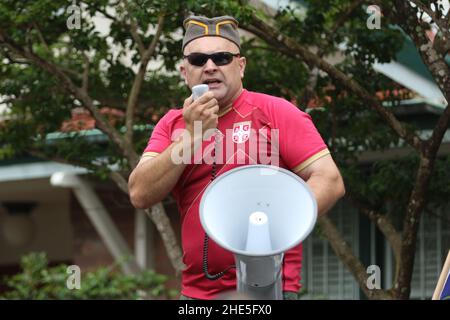 Sydney, Australien. 9th. Januar 2022. Demonstranten gegen obligatorische Impfstoffe und insbesondere gegen die Covid-Impfstoffe, die auf Kinder abzielen, marschieren vom Hyde Park zum Haus des Premierministers in Kirribilli. Das australische Impfprogramm wird ab dem 10th. Januar 2022 auf Kinder im Alter von 5 bis 11 Jahren ausgeweitet, obwohl Kinder in der Regel nur eine leichte Form der Krankheit bekommen und die möglichen Nebenwirkungen des Impfstoffs wahrscheinlich jeden Nutzen überwiegen werden. Im Bild: George Jameson, serbischer Herkunft, spricht vor dem Kirribilli-Haus, der Residenz des Premierministers, mit den Demonstranten. Kredit: Richard Milnes/Alamy Stockfoto