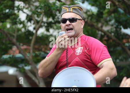 Sydney, Australien. 9th. Januar 2022. Demonstranten gegen obligatorische Impfstoffe und insbesondere gegen die Covid-Impfstoffe, die auf Kinder abzielen, marschieren vom Hyde Park zum Haus des Premierministers in Kirribilli. Das australische Impfprogramm wird ab dem 10th. Januar 2022 auf Kinder im Alter von 5 bis 11 Jahren ausgeweitet, obwohl Kinder in der Regel nur eine leichte Form der Krankheit bekommen und die möglichen Nebenwirkungen des Impfstoffs wahrscheinlich jeden Nutzen überwiegen werden. Im Bild: George Jameson, serbischer Herkunft, spricht vor dem Kirribilli-Haus, der Residenz des Premierministers, mit den Demonstranten. Kredit: Richard Milnes/Alamy Stockfoto