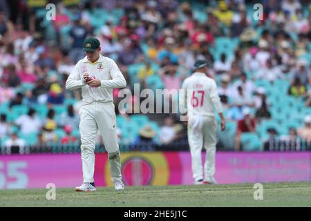 Sydney, Australien. 9th. Januar 2022: Sydney Cricket Ground, Sydney Australien; Ashes International Test Cricket, Australien gegen England, 4th Testtag 5; Marnus Labuschagne von Australien glänzt den Ball Credit: Action Plus Sports Images/Alamy Live News Stockfoto