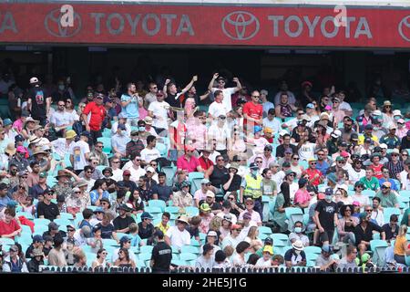 Sydney, Australien. 9th. Januar 2022: Sydney Cricket Ground, Sydney Australien; Ashes International Test Cricket, Australien gegen England, Testtag 4th 5; Fans der englischen Barmy Army genießen die Cricket Credit: Action Plus Sports Images/Alamy Live News Stockfoto