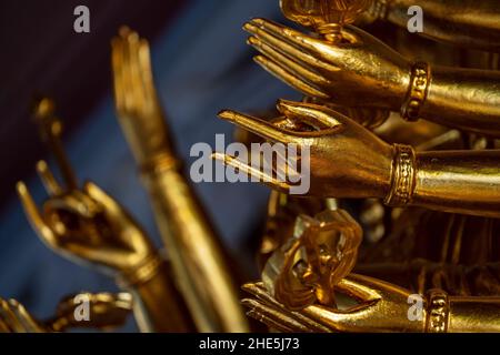 Goldene Bildhände buddha im buddhistischen Tempel, Nahaufnahme Stockfoto