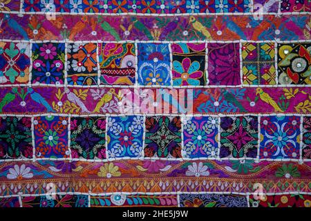 Detail alten bunten Patchwork Teppich im Hintergrund, Indien. Nahaufnahme Stockfoto