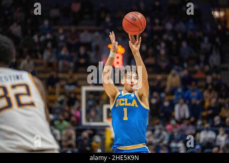 UCLA-Wächter Jules Bernard (1) schießt in der zweiten Hälfte gegen Kalifornien in Berkeley, Kalifornien, am Samstag, 8. Dezember 2022, den Basketball. (Nev Stockfoto