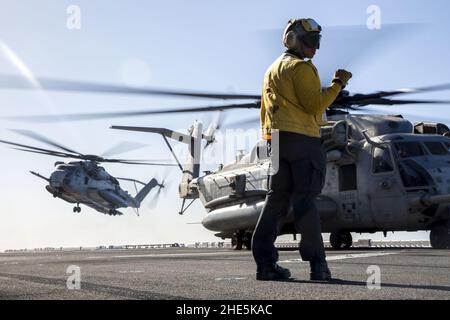 Der Segler meldet den Piloten eines CH-53E Super Hengst Hubschraubers. (37624136160). Stockfoto