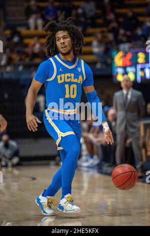 UCLA-Wächter Tyger Campbell (10) dribbelt den Basketball in der ersten Hälfte gegen Kalifornien in Berkeley, Kalifornien, Samstag, 8. Dezember 2022. ( Stockfoto