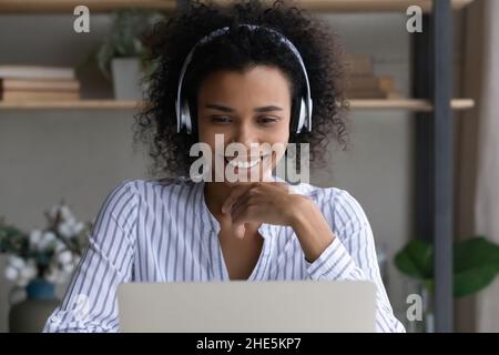 Lächelnd schöne tausendjährige afrikanische Geschäftsfrau mit Videoanruf. Stockfoto