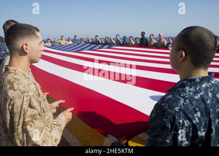 Matrosen und Marineinfanteristen zeigen den nationalen Fähnrich. (9218501582). Stockfoto