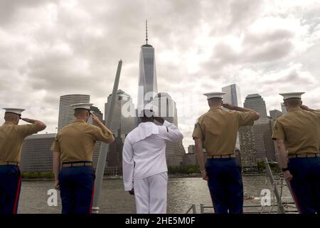 Segler und Marineinfanteristen begrüssen das One World Trade Center. Stockfoto