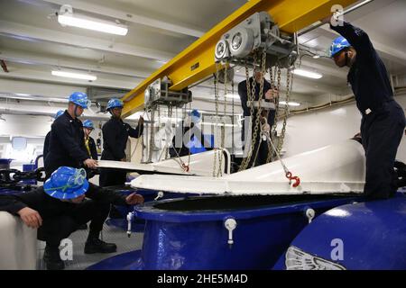 Matrosen, die der USS Gerald R. Ford zugewiesen wurden, entfernen Kettenrohrabdeckungen in Vorbereitung auf eine Verankerungsentwicklung. (33707534211). Stockfoto