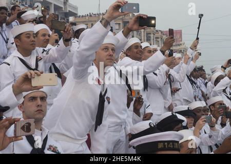 Matrosen, die dem Lenkraketen-Kreuzer USS Antietam (CG 54) der Ticonderoga-Klasse und dem Lenkraketen-Zerstörer USS McCampbell der Arleigh Burke-Klasse (DDG 85) zugeordnet sind, sehen sich eine Einsatzdemonstration an. Stockfoto