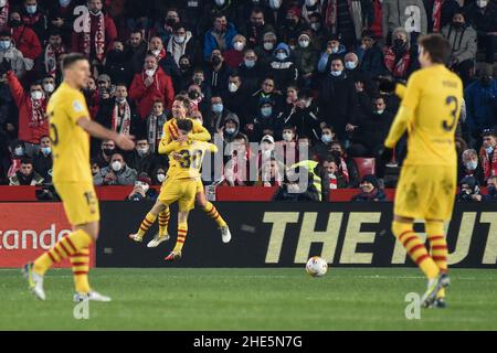 Granada, Spanien. 08th Januar 2022. Luuk de Jong vom FC Barcelona feiert sein Tor (0-1) mit Pablo Gavi vom FC Barcelona während des Liga-Spiels zwischen Granada CF und FC Barcelona im Nuevo Los Carmenes Stadium am 08. Januar 2022 in Granada, Spanien. (Foto: José M Baldomero/Pacific Press) Quelle: Pacific Press Media Production Corp./Alamy Live News Stockfoto