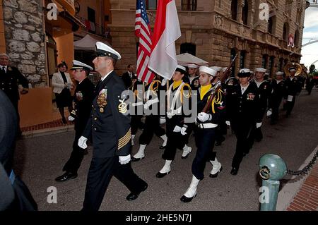 Matrosen von USS Mount Whitney marschieren in einer französischen Parade. (8202192393). Stockfoto