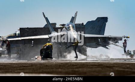 Segler führen einen F A-18F Super Hornet auf ein Katapult auf dem Flugdeck. (40210329964). Stockfoto