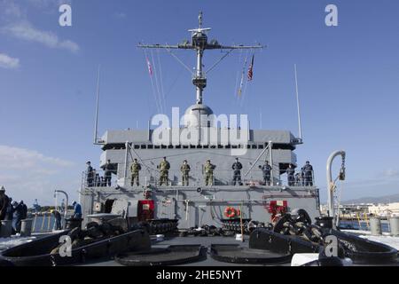 Matrosen steuern die Schienen an Bord eines U-Boot-Tender an. (38591829115). Stockfoto