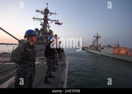 Matrosen steuern die Schienen an Bord der USS Porter, während das Schiff zur Marinestation Rota, Spanien, am 11. April 2017 zurückkehrt. (33844572571). Stockfoto