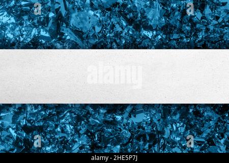 Weißes Papier mit blauem Konfetti-Hintergrund Stockfoto