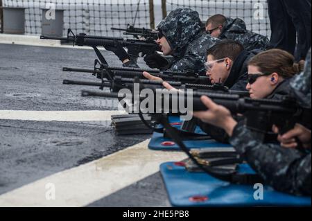 Seeleute nehmen an einer Live-Feuer-Übung M16 Teil. (23135408531). Stockfoto