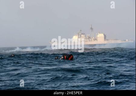 Seeleute führen eine EOD-Übung auf See durch. (8579434261). Stockfoto