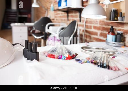 Nahaufnahme des Arbeitsplatzes mit Nagellacken Stockfoto