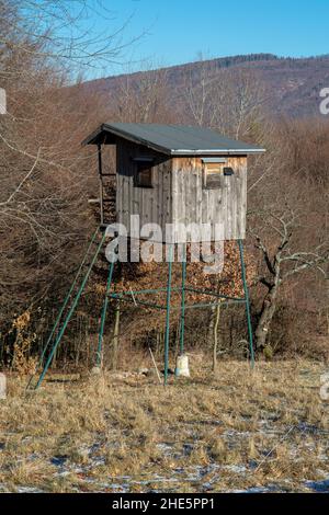 Holzjagdturm in der Nähe des Waldes. Huntsman hoher Sitz im Winter. Stockfoto
