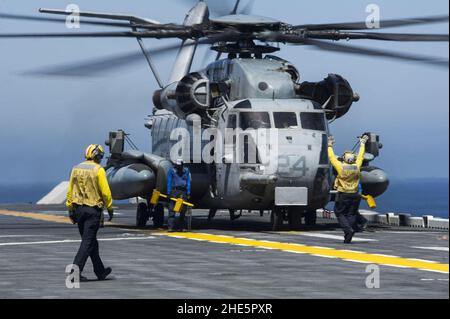 Segler bereiten sich auf den Start eines CH-53 Super Hengst Hubschraubers vor. (33639956243). Stockfoto